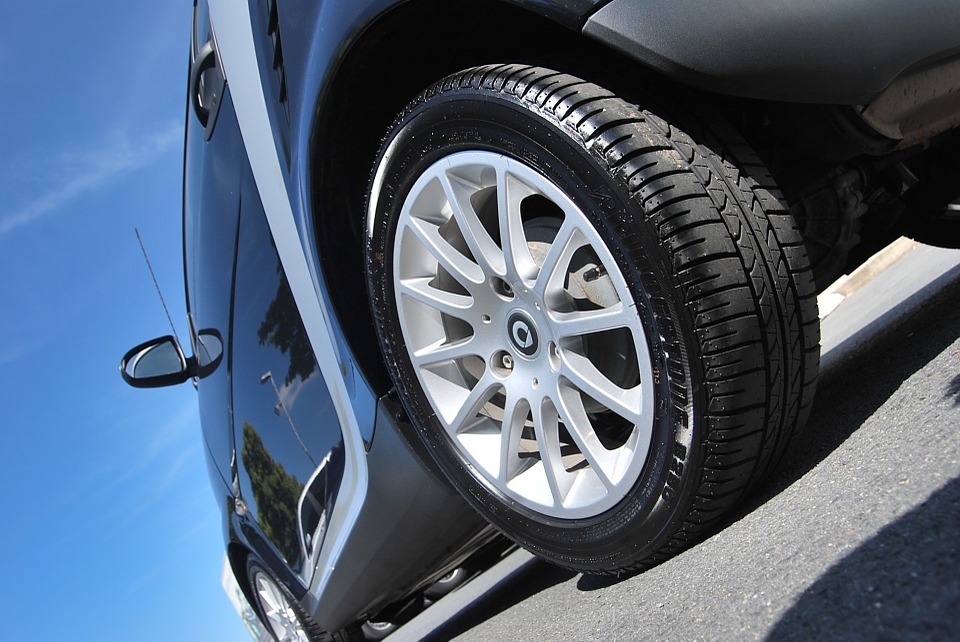 ¿Estás cuidando los neumáticos de tu coche en verano?